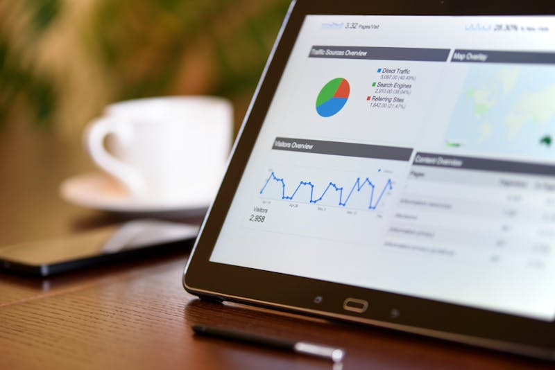 Obsidian vs Notion productivity tool comparison 2026 — two popular note-taking and knowledge management apps displayed on laptop, tablet and phone screens